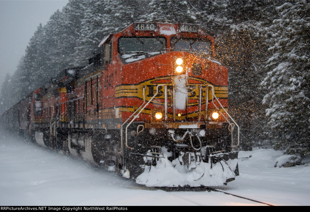 BNSF 4640 Through some heavy snow